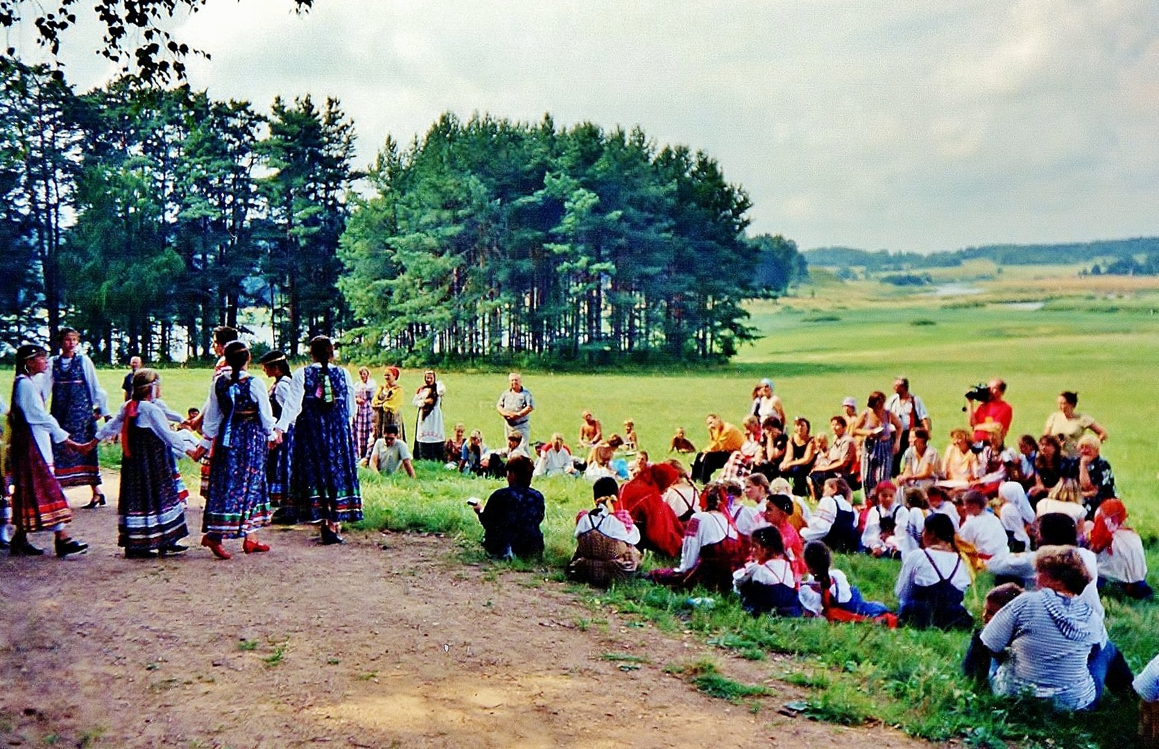 фольклорный праздник в школе опишите фотографию ответы