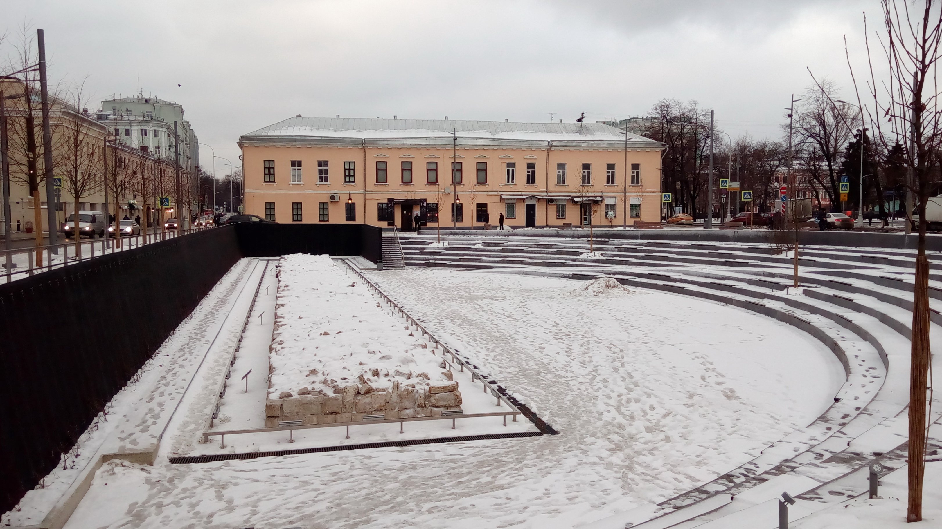 Амфитеатр на покровском бульваре. Фрагмент стены белого города на Хохловской площади. Хохловская площадь стена белого города. Хохловская площадь в Москве. Фрагмент стены белого города на Покровском бульваре Москва.