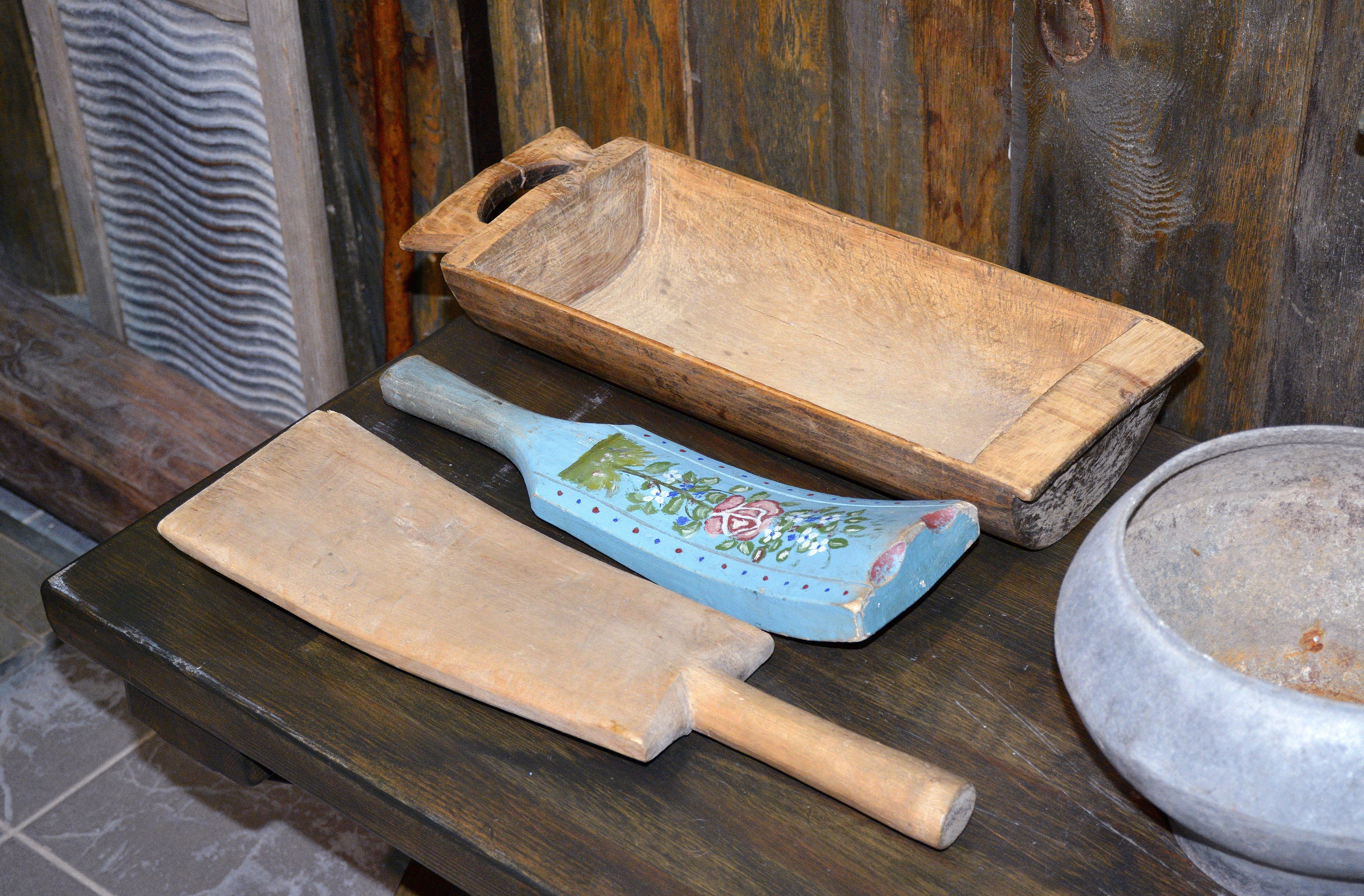 Посуда для стирки белья. Старая деревянная утварь. Деревянное корыто для стирки. Приспособление для стирки в старину. Старинное корыто для стирки.