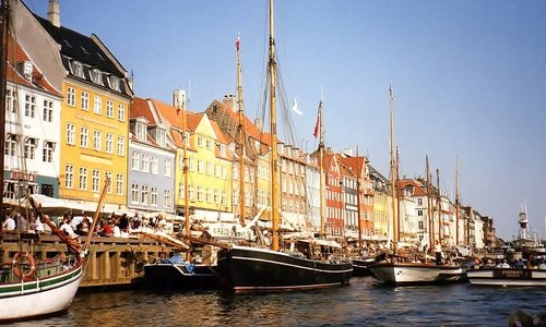 Корабли на набережной канала в Копенгагене