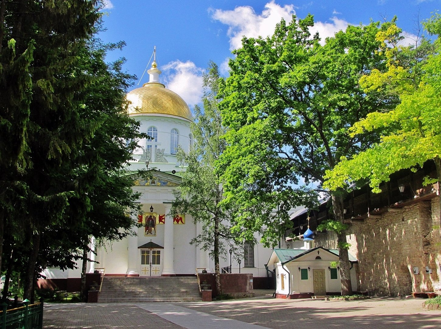 михайловский храм псково печерского монастыря