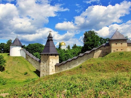 Стены Псково-Печерского монастыря