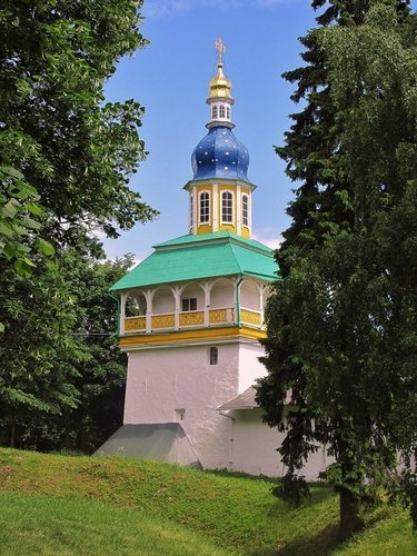 Петровская башня Псково-Печерского монастыря