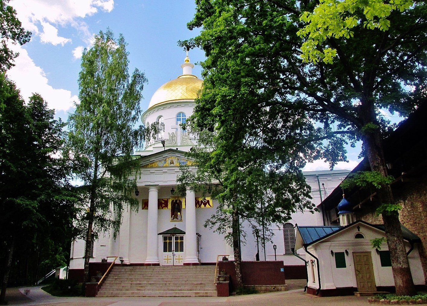 михайловский храм псково печерского монастыря