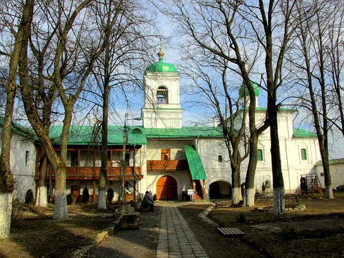 Внутренний дворик Мирожского монастыря