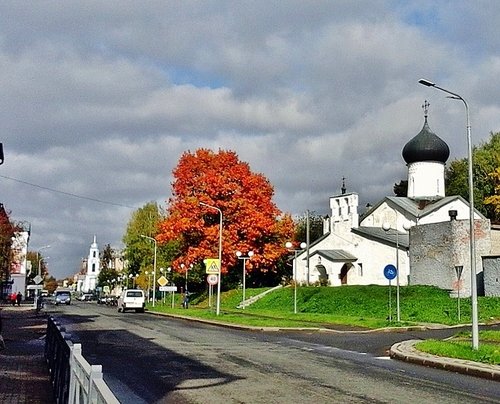 Улица во Пскове с церквями