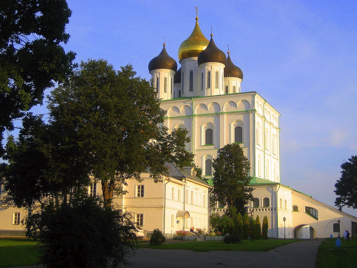 Фото храмов пскова. Троицкий монастырь Псков. Псковский Кремль Троицкий собор. Собор в Пскове в Кремле. Свято Троицкий православный монастырь Псков.