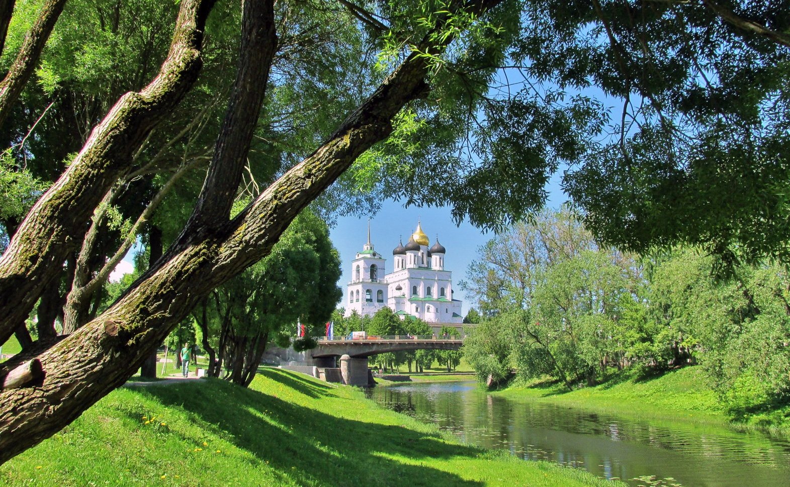 Весенний Псковский Кремль. Красивые фото Троицкого собора Пскова.