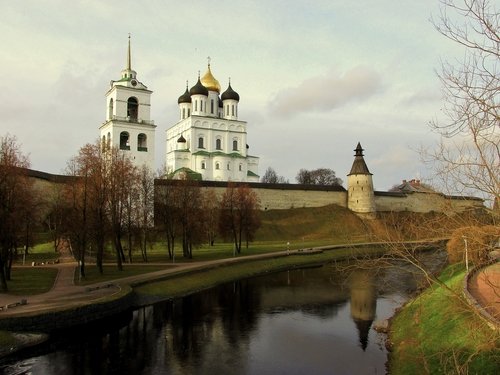 У Псковского Кремля