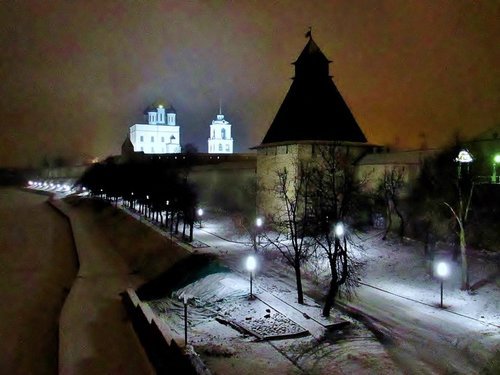 Зимним вечером у Псковского Кремля