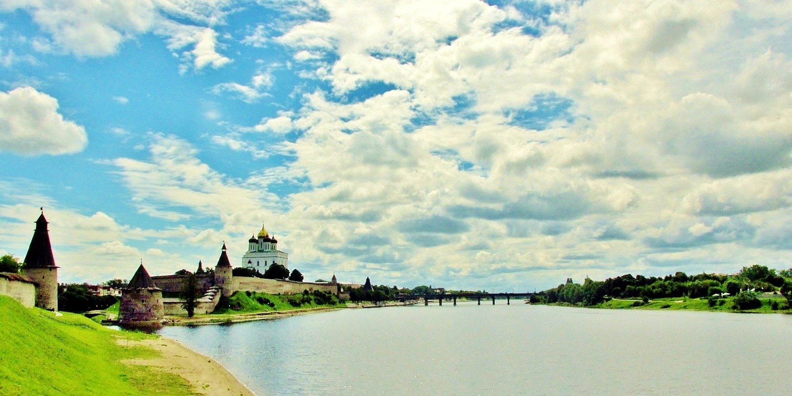 Псков река. Река Великая Псков. Берег реки Великой Псков. Псков река Великая фото. Псков Кремль панорама.