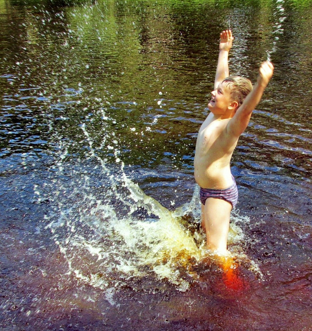 Покупаться в воде. Тедо и вода фотоконкурс. Конкурсы с водой. Дети радость лета брызги вода конкурс лето мальчик настроение река.