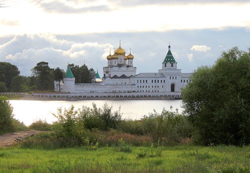 с видом на Ипатевский монастырь