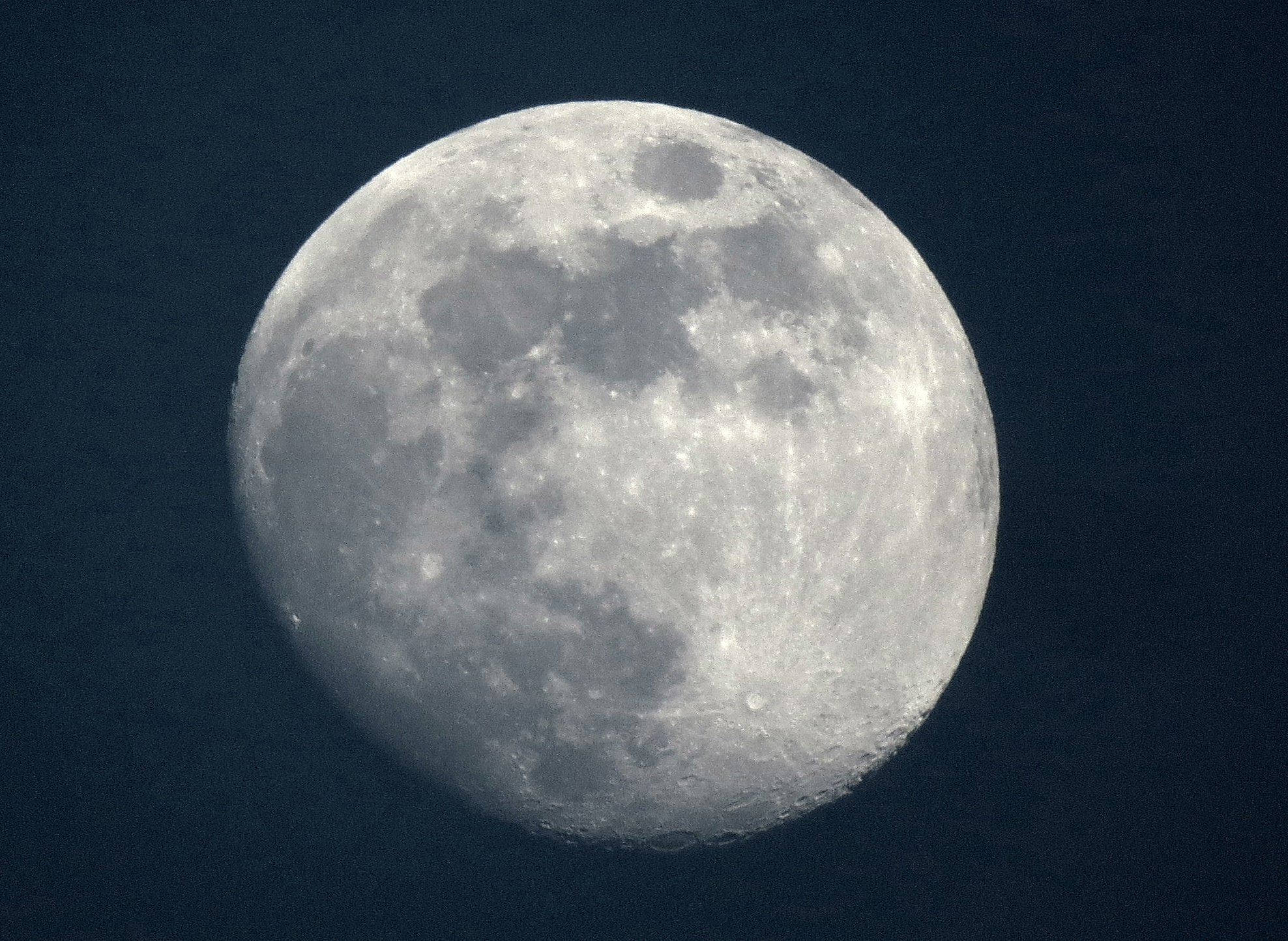 Traces of the moon 27. Растущая Луна картинки. Луна Стар фото. Растущая Луна фото с земли. Луна фото для презентации.