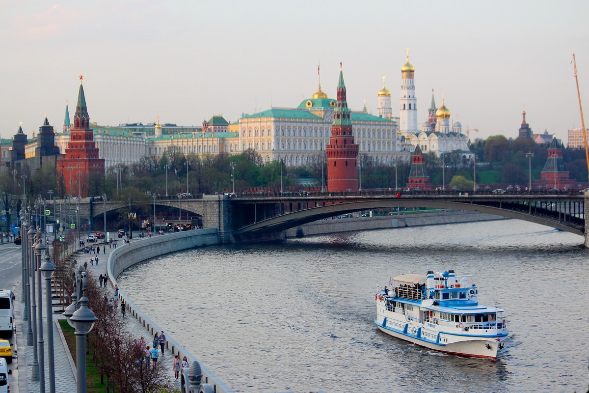 Фото началось. Купание в Москва-реке Кремль. Кремль с кораблика. Речка тихо катится картинки. Аречка.