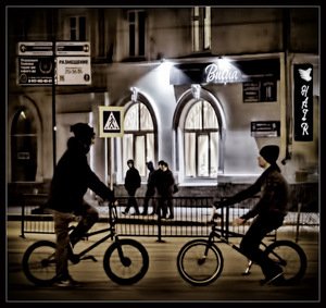 Городской n. Велосипед вечер. They their Bikes in the Evening.