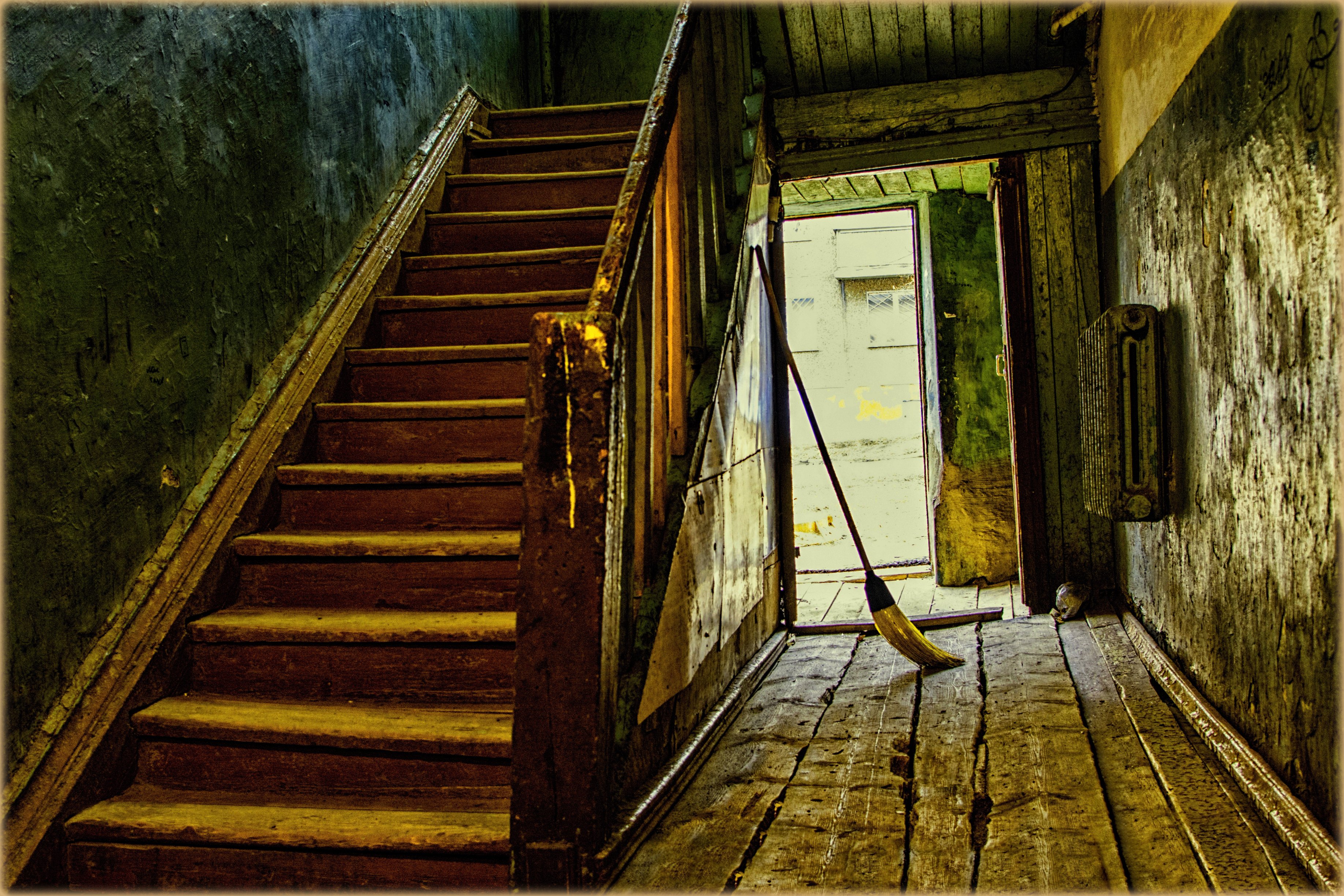 Остановился лестница. Старая деревянная лестница. Подъезд с деревянной лестницей. Подъездные лестницы. Лестница в подъезде.