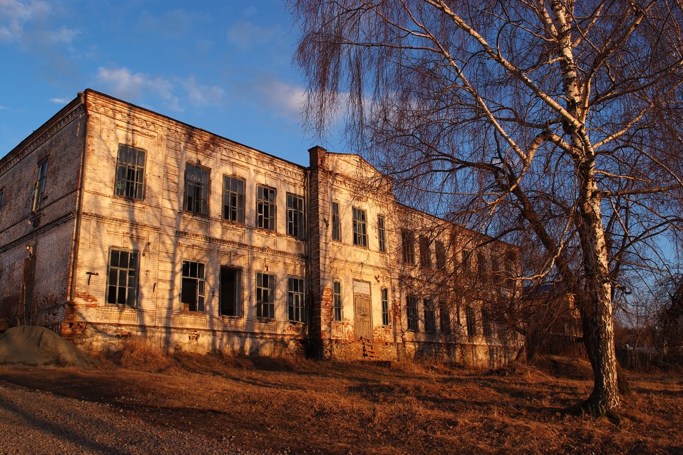 Школы старая деревня. Старая школа. Старое здание школы. Старые школы в России. Ветхое здание школы.
