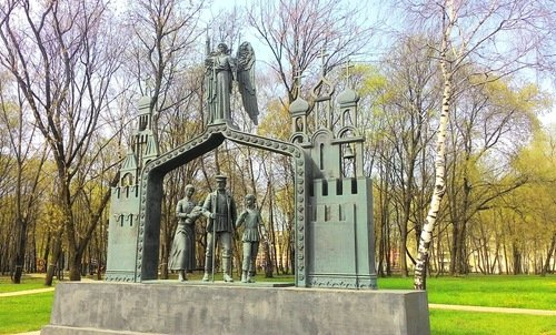 Памятник «Паломники, идущие из Москвы в Троице-Сергиеву Лавру»